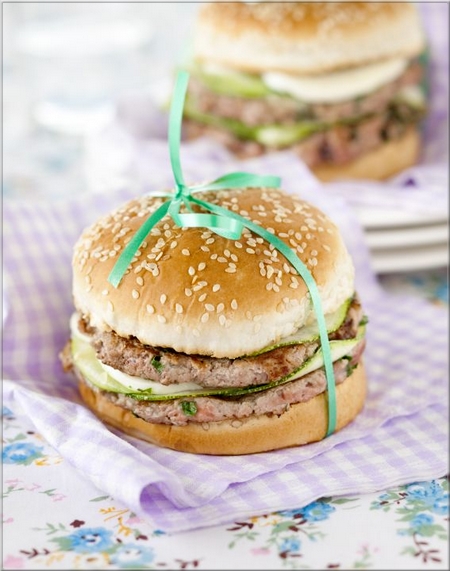 hamburger-d-agneau-a-la-mozzarella_
