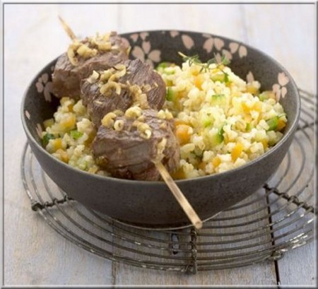 brochette_de_bavette_de_boeuf_a_la_citronnelle_et_boulgour_aux_petits_legumes