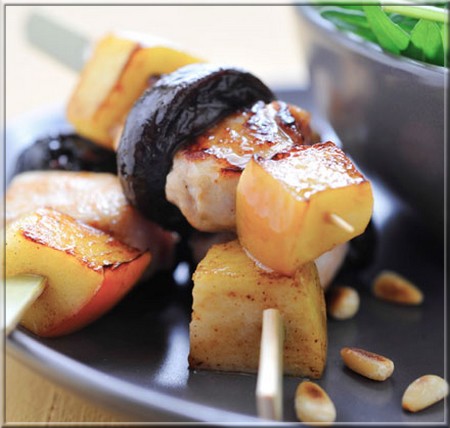 brochettes_de_lapin_pommes_et_pruneaux