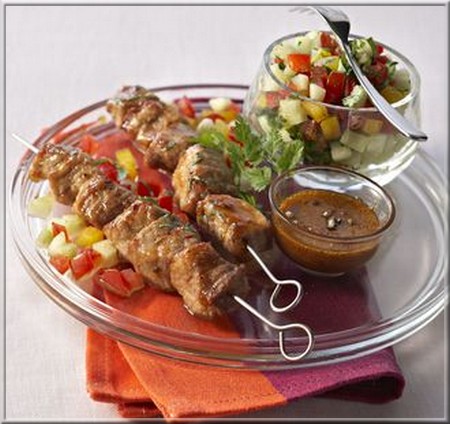 brochettes_de_porc_au_miel_et_salade_fraicheur