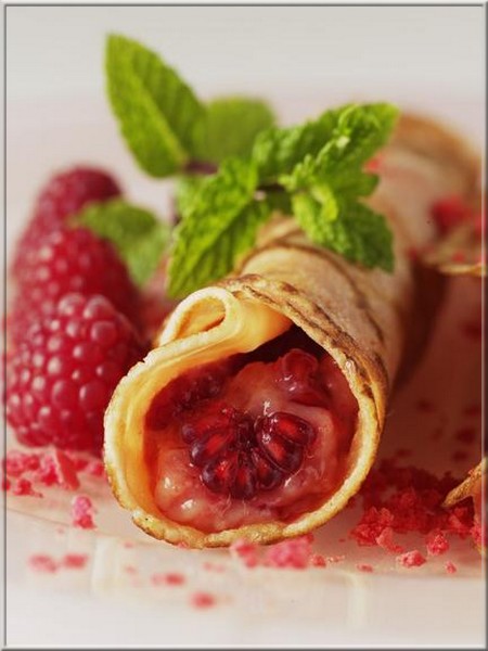 crepes_roses_a_la_rose_a_la_framboise_et_aux_macarons_