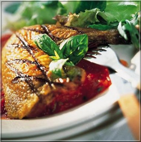 cuisses_de_pintade_grillees_coulis_de_poivrons_et_basilic_