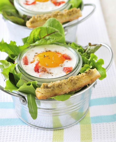 oeufs_cocotte_aux_tomates_confites_et_caviar_d_olives_vertes_