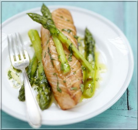 pave_de_saumon_ecossais_label_rouge_aux_asperges_vertes_grilles_vinaigrette_a_l_orange