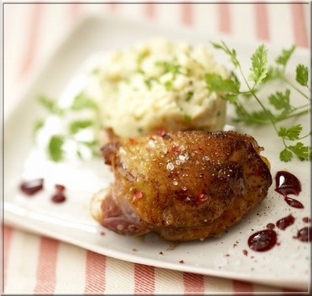 supreme_de-poulet_laque_au_floc_de_gascogne_rouge_en_aigre_doux_ecrasee_de_pommes_de_terre