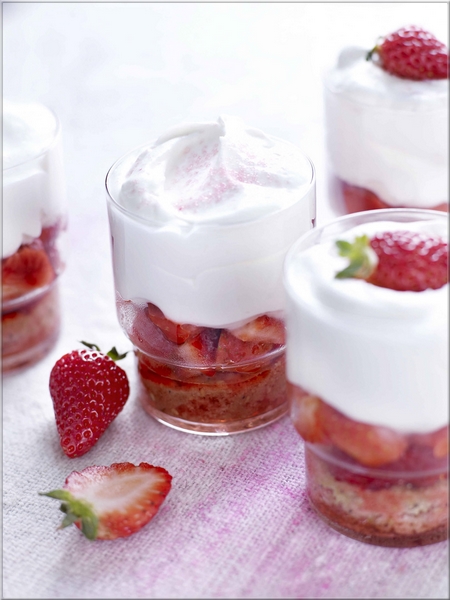 verrines_de_fraises_et_chantilly_au_chocolat_blanc_