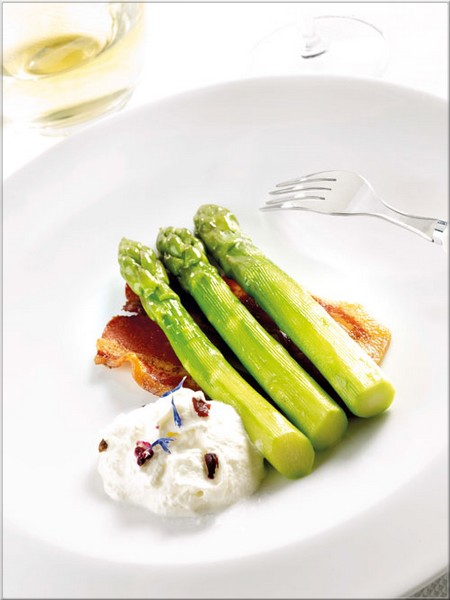 asperges-vertes-sur-craquants-de-poitrine-et-sa-chantilly-de-reblochon_