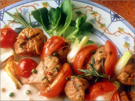 brochettes_de_veau_aux_baies_roses_et_au_poivre_vert_