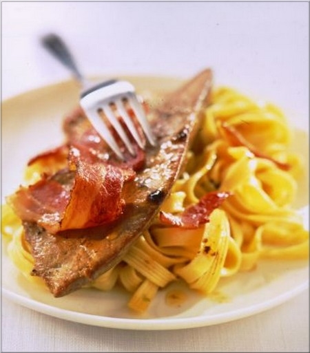 petites-tranches-de-foie_de_veau_poelees_au_bacon_et_pates_fraiches_