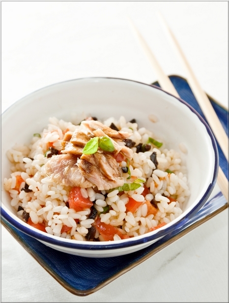 salade_de_riz_au_thon_tomates_cerises_olives_noires_et_basilic_