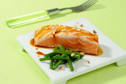 saumon_de_norvege_laque_au_caramel_a_l_'orange_haricots_verts_aux_noisettes_
