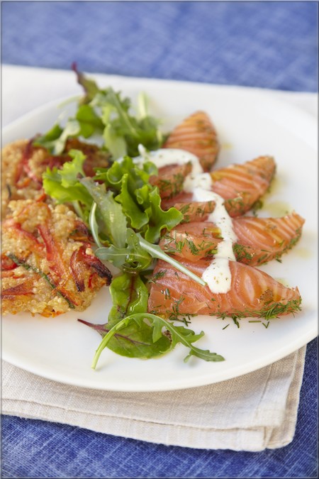 saumon_marine_aux_herbes_sur_galette_de_quinoa_aux_legumes_sauce_au_fromage_frais_