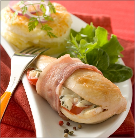 blanc de poulet au bleu,lard et tomates
