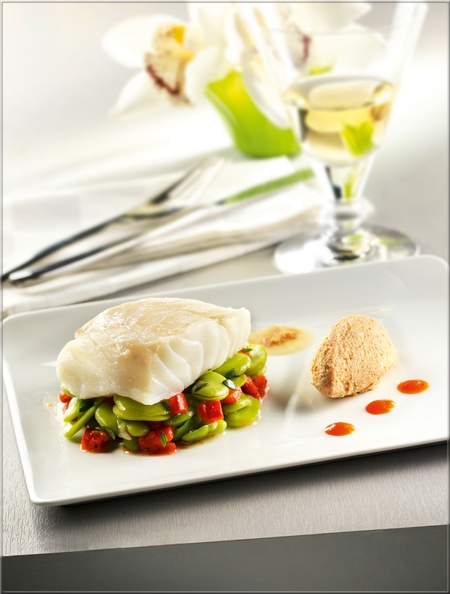 dos_de_cabillaud_poche_au_lait_salade_de_fevettes_poivron_confit_et_lait_brule_