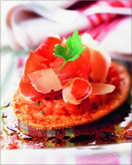 fine_tarte_a_la_tomme_de_chevre_des_pyrenees_aux_tomates_crues_jambon_et_copeaux_