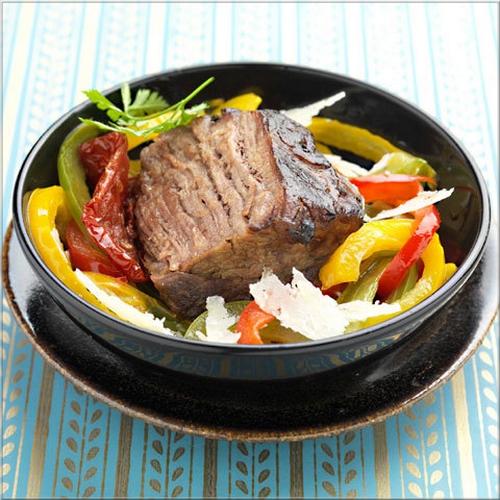 tendron_de_boeuf_laque_et_poivrons_entrelaces_