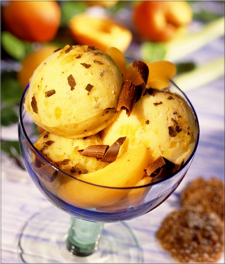 creme_glacee_a_l_abricot_aux_copeaux_de_chocolat_