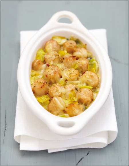 gratin_d_emmental_grand_cru_sur_poireaux_fondants_et_petoncles_au_curry_