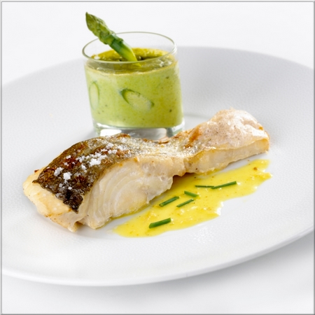 lieu_jaune_et_flan_d_asperges_en_verrine_beurre_de_curry_ciboulette_