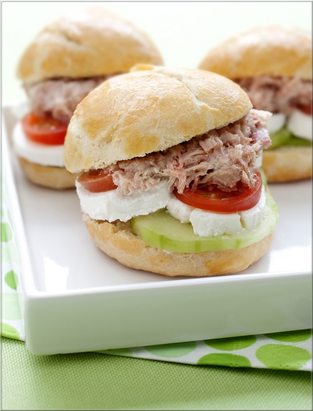 petits_burgers_au_concombre_fromage_et_rillettes_de_jambon_