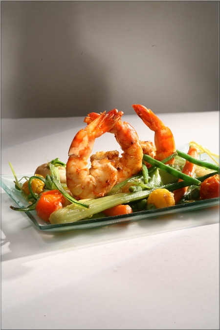 gambas_poeles_et_son_emulsion_vanillee_sur_sont_lit_de_legumes_croquants_