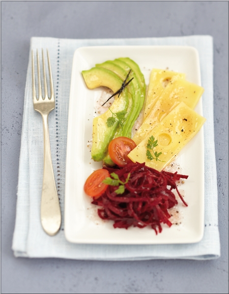 salade_d_avocat_de_betterave_et_d_emmental_grand_cru_vinaigrette_a_la_vanille_