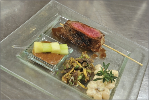 satay_revisite_marine_a_l_huile_d_olive_pimentee_et_herbes_aromatiques_cocos_de_paimpol_a_la_creme_de_reggiano_