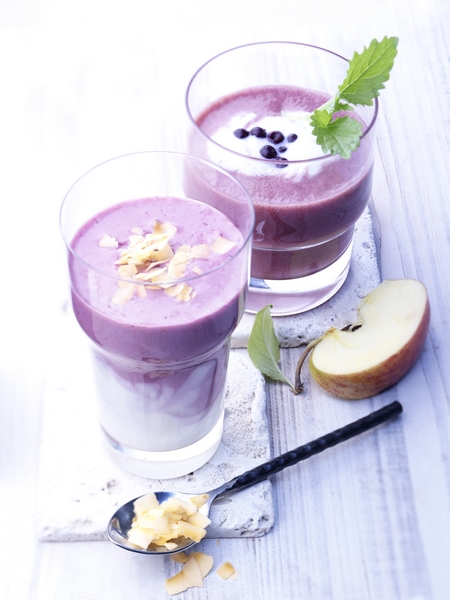 smoothie_aux_pommes_et_aux_myrtilles_sauvages_