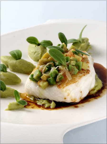 turbot_de_petit_bateau_brandade_d_avocat_au_basilic_et_jus_tranche_a_l_huile_de_piment_