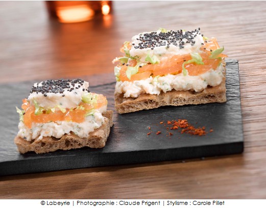 mousse_de_saumon_au_naturel_citron_sur_pain_craquant_