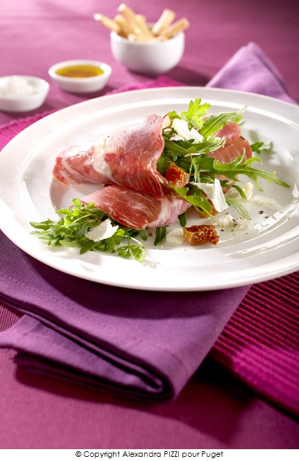 roquette_en_roulade_de_coppa_figue_seche_et_chevre_rape_