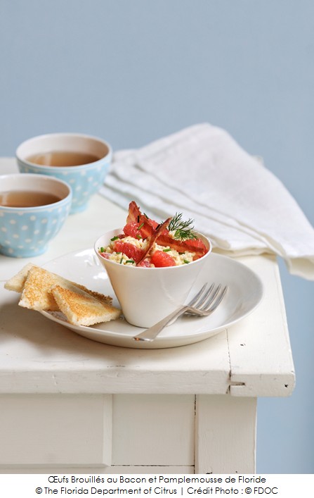 oeufs_brouilles_au_bacon_et_pamplemousse_de_floride_