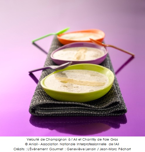 veloute_de_champignon_a_l_ail_et_chantilly_de_foie_gras_