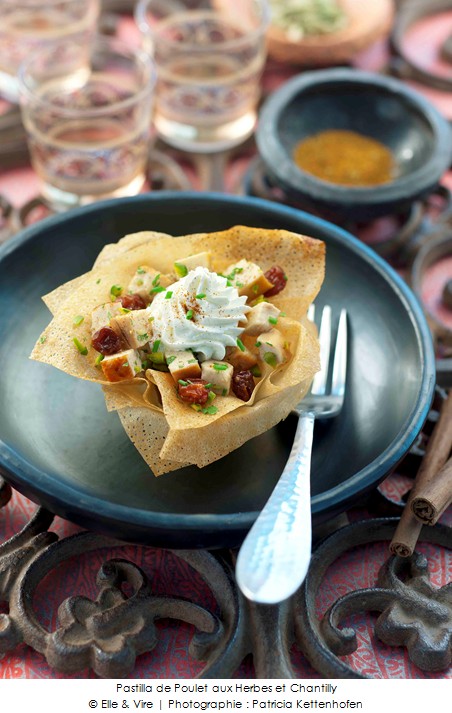 pastilla_de_poulet_aux_herbes_et_chantilly_