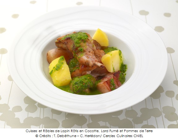 cuisses_et_rables_de_lapin_rotis_en_cocotte_lard_fume_et_pommes_de_terre_