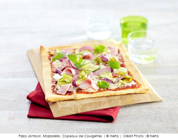 pizza_jambon_mozzarella_copeaux_de_courgettes_