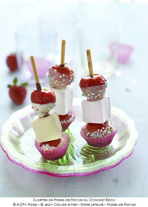 sucettes_de_fraises_de_france_au_chocolat_blanc_