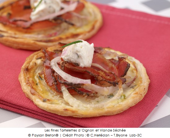 les_fines_tartelettes_d_oignon_et_viande_sechee_