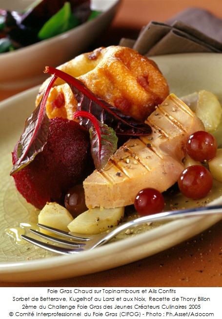 foiegras_chaud_sur_topinambours_et_ails_confits_sorbet_de_betterave_kugelhof_au_lard_et_aux_noix_
