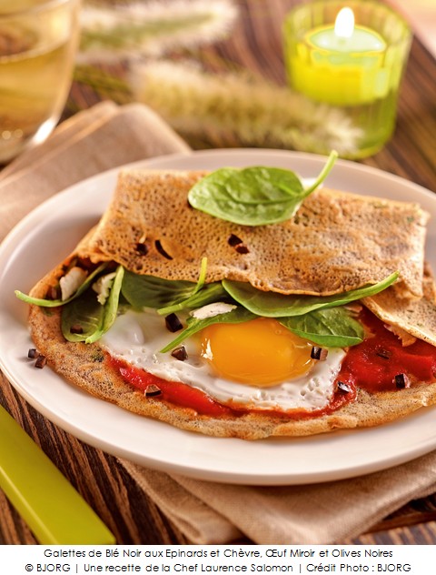 galettes_de_ble_noir_aux_epinards_et_chevre,oeuf_miroir_et_olives_noires_