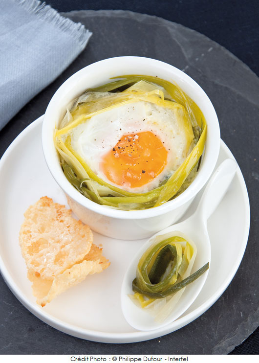 oeuf_cocotte_et_fondue_de_poireau_primeurs_tuile_au_parmesan