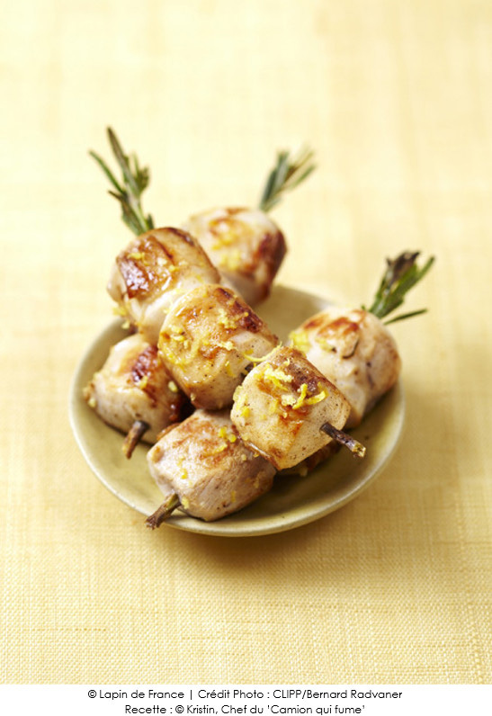 brochettes_de_lapin_au_romarin_marinees_au_citron_confit
