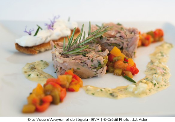 jarret_de_veau_comme_une_salade_de_museau_poivrons_confits_acidules_pain_aux_herbes