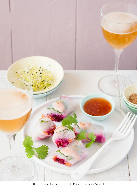 rouleaux_de_printemps_aux_crevettes_betterave_et_carottes_rapees_menthe_sauce_sweet_chili_et_sesame