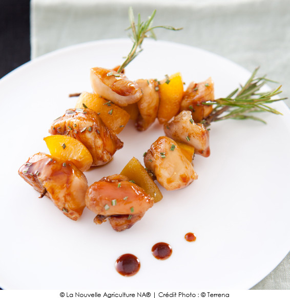 brochettes_de_lapin_na_au_romarin_et_aux_peches_laquees_de_miel_de_soja_aux_noisettes