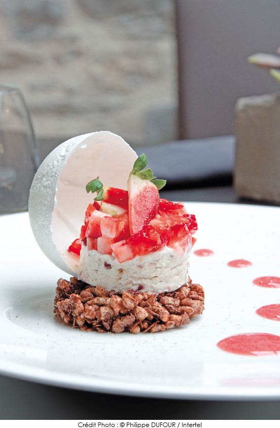 tartare_de_fraises_au_poivre_nougat_glace_et_cacahuetes