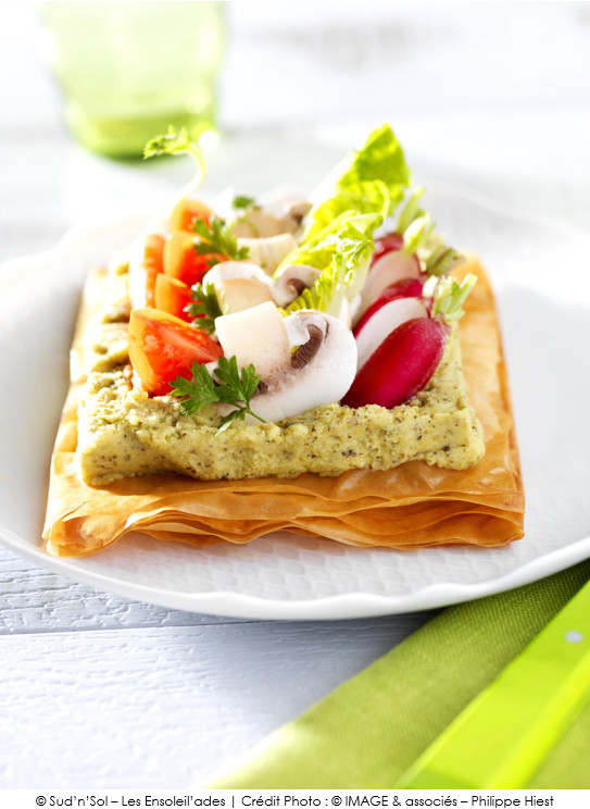 tarte_fine_de_legumes_sur_un_lit_de_tapena_pois_chiches_vert_a_la_menthe