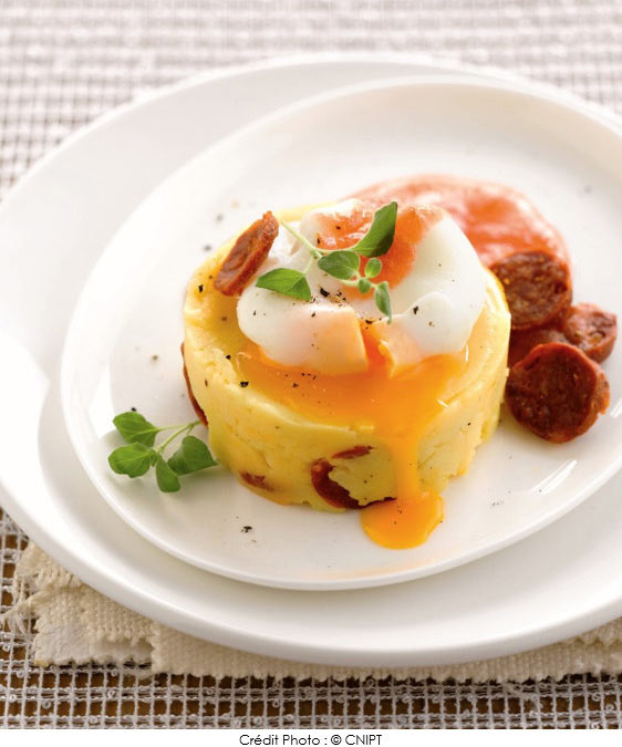 oeuf_poche_puree_pommes_de_terre_chorizo_coulis_tomate