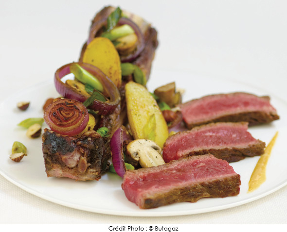cote_de_boeuf_grillee_a_la_fleur_de_sel_champignons_de_paris_et_petites_rattes_grillees_au_persil_et_a_l_ail_vinaigrette_a_la_noisette