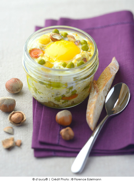 oeufs-cocottes-et-poelee-jardiniere-a-la-ricotta-parsemes-de-noisettes-grillees